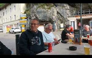 Apéritif au Bar le Vercors le reste du groupe arrive